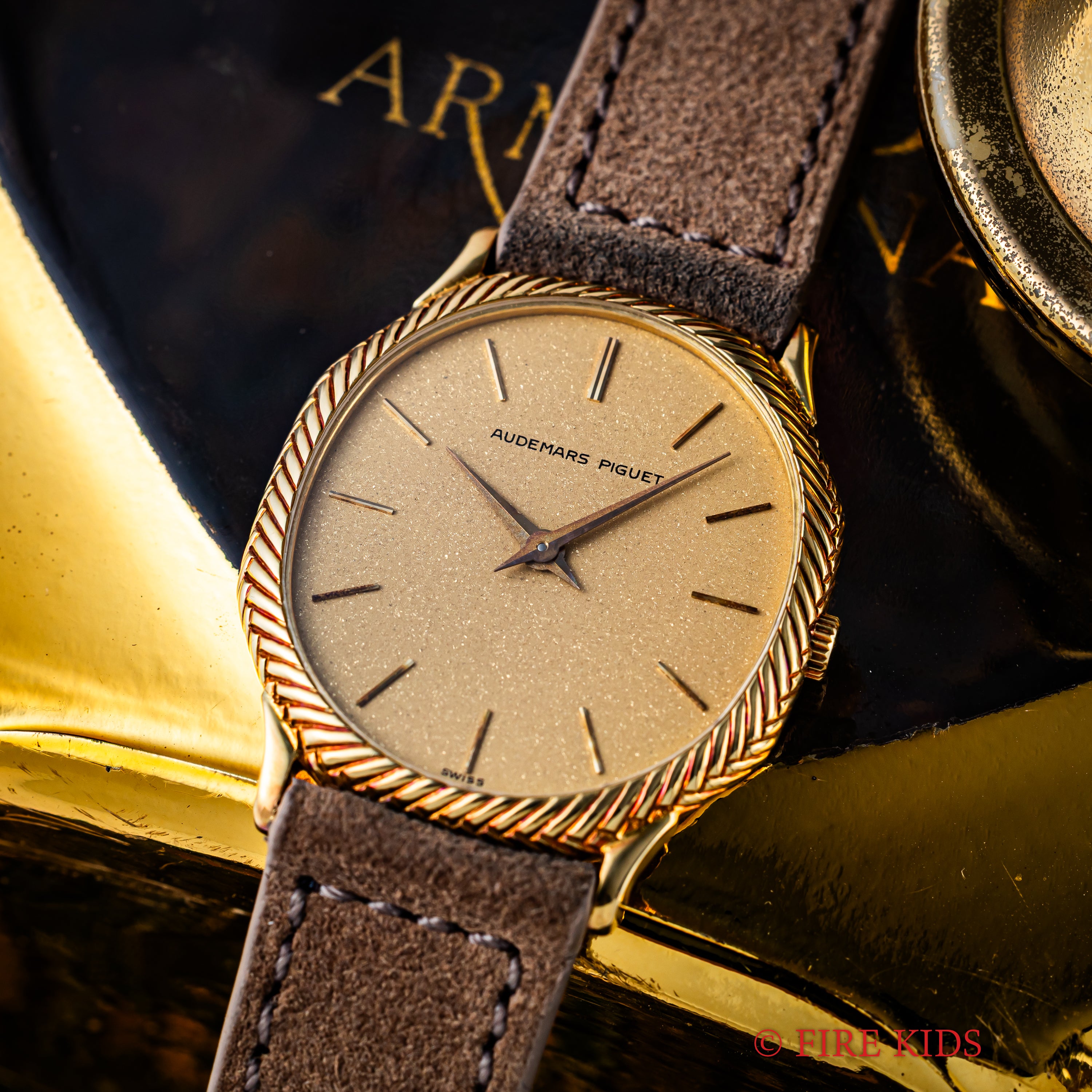 オーデマ・ピゲ 18金無垢オーバルケース 1970年代後半製 手巻き Cal.2090 純正金無垢尾錠