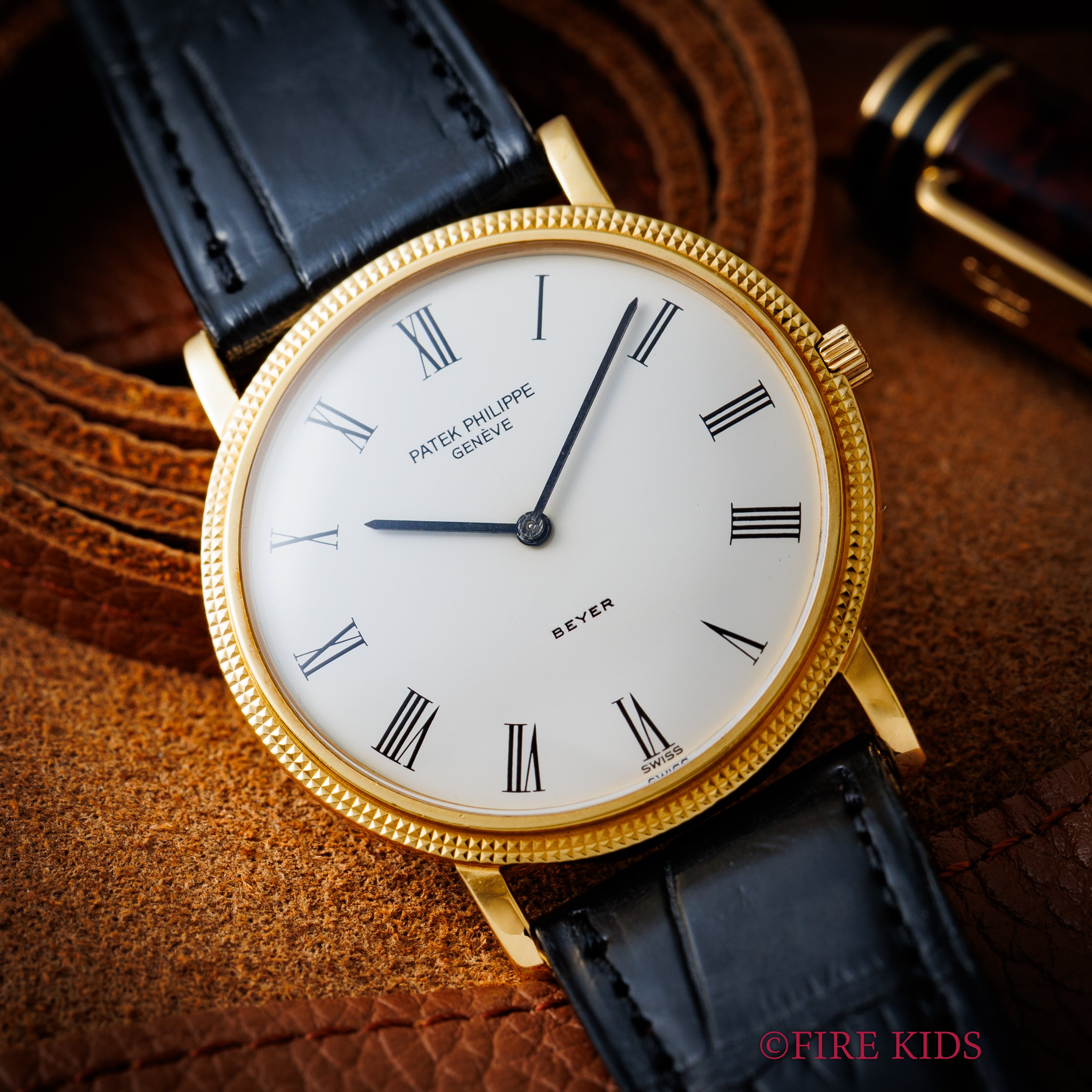 パテックフィリップ 1990年代製 18金無垢イエローゴールド Ref.3520/D ラウンドケース ホワイトローマンダイヤル ベイヤーWネーム 手巻き 純正革ベルト、尾錠付き