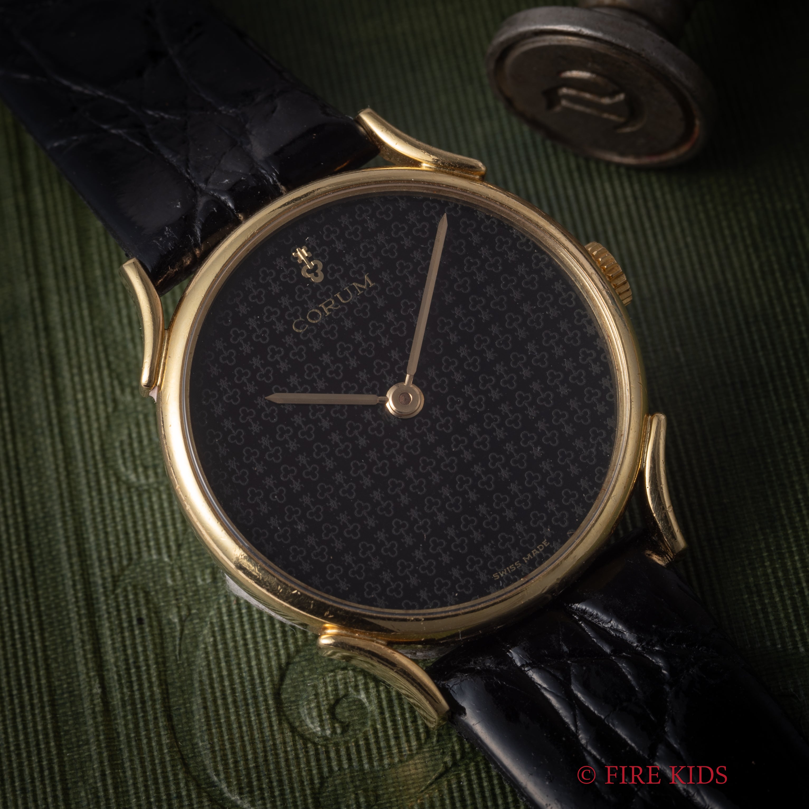 コルム 18金無垢ドレスウォッチ 1990年代製 ブラックロゴダイヤル 手巻 Cal.7001 純正GP尾錠