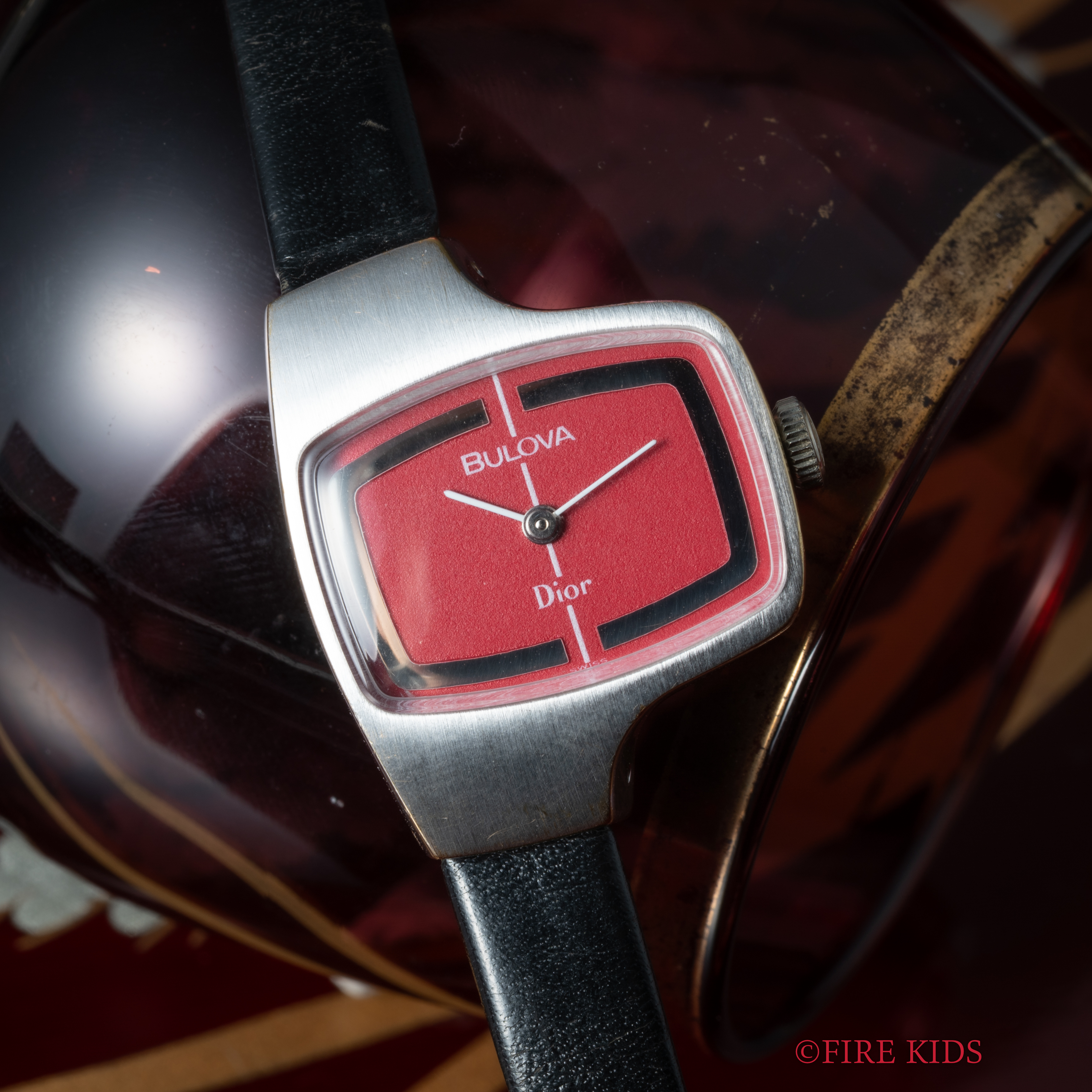 ブローバ ディオールWネーム レディース 手巻き Cal.5BD Ref.7220-1 純正尾錠付き レッドダイヤル 2針 ノンデイト 1970年代製