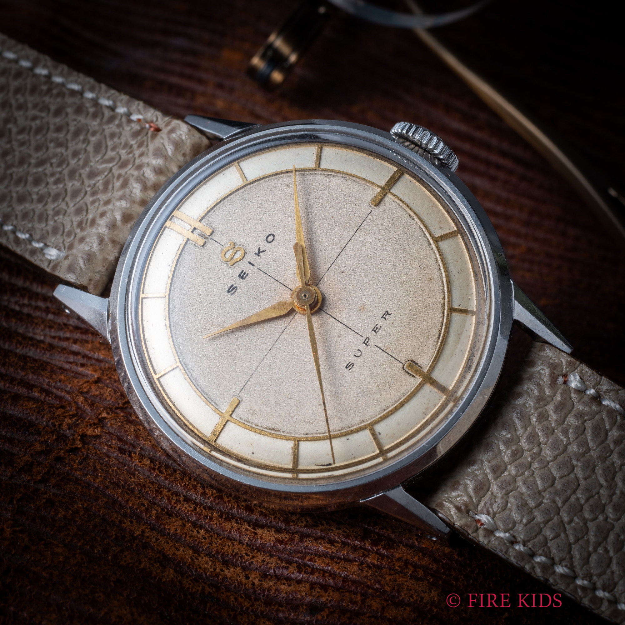 セイコー スーパー 2トーンダイヤル 1955年製 手巻き クロスライン センターセコンド 蛇S