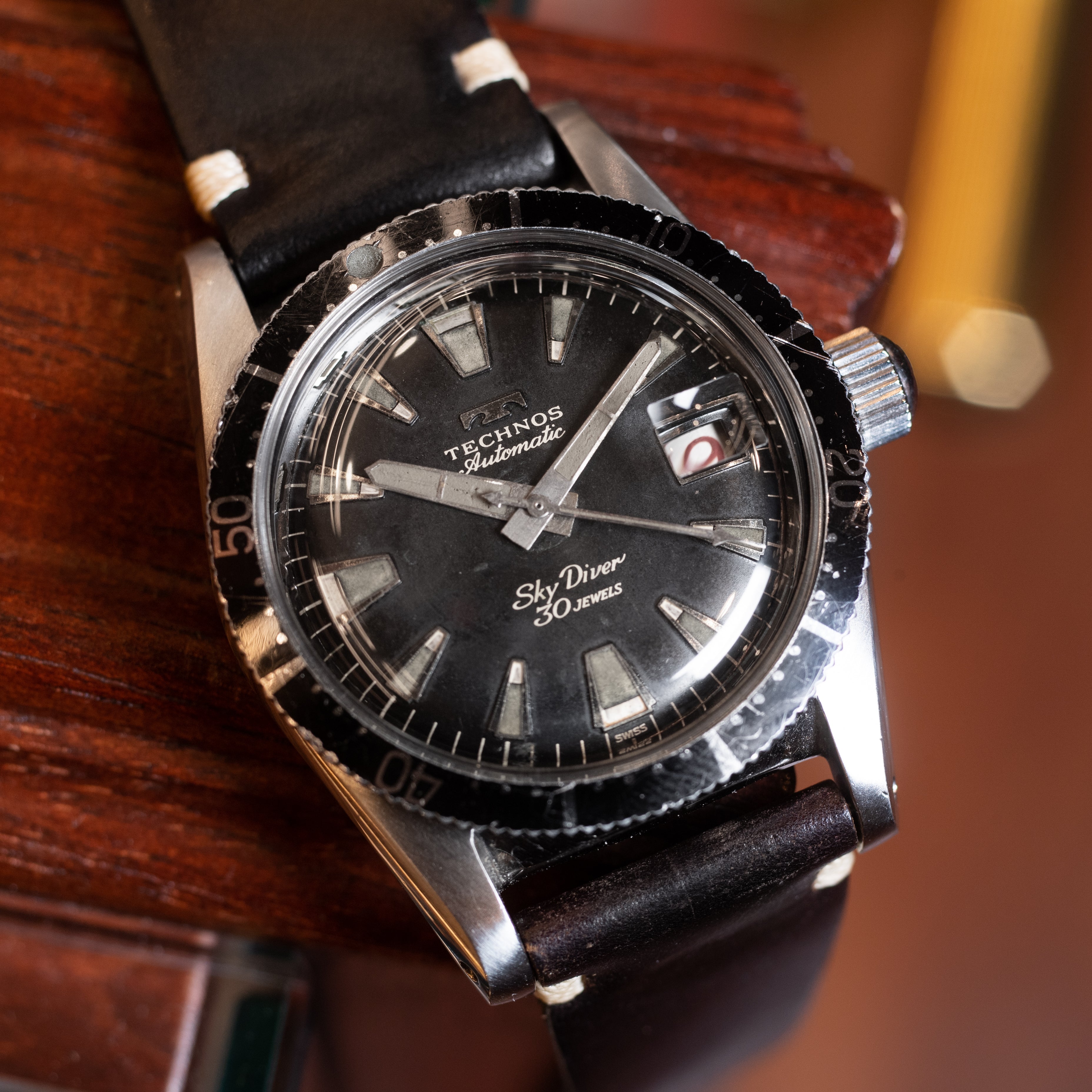 テクノス スカイダイバー 1960年代 ブラックミラーダイヤル