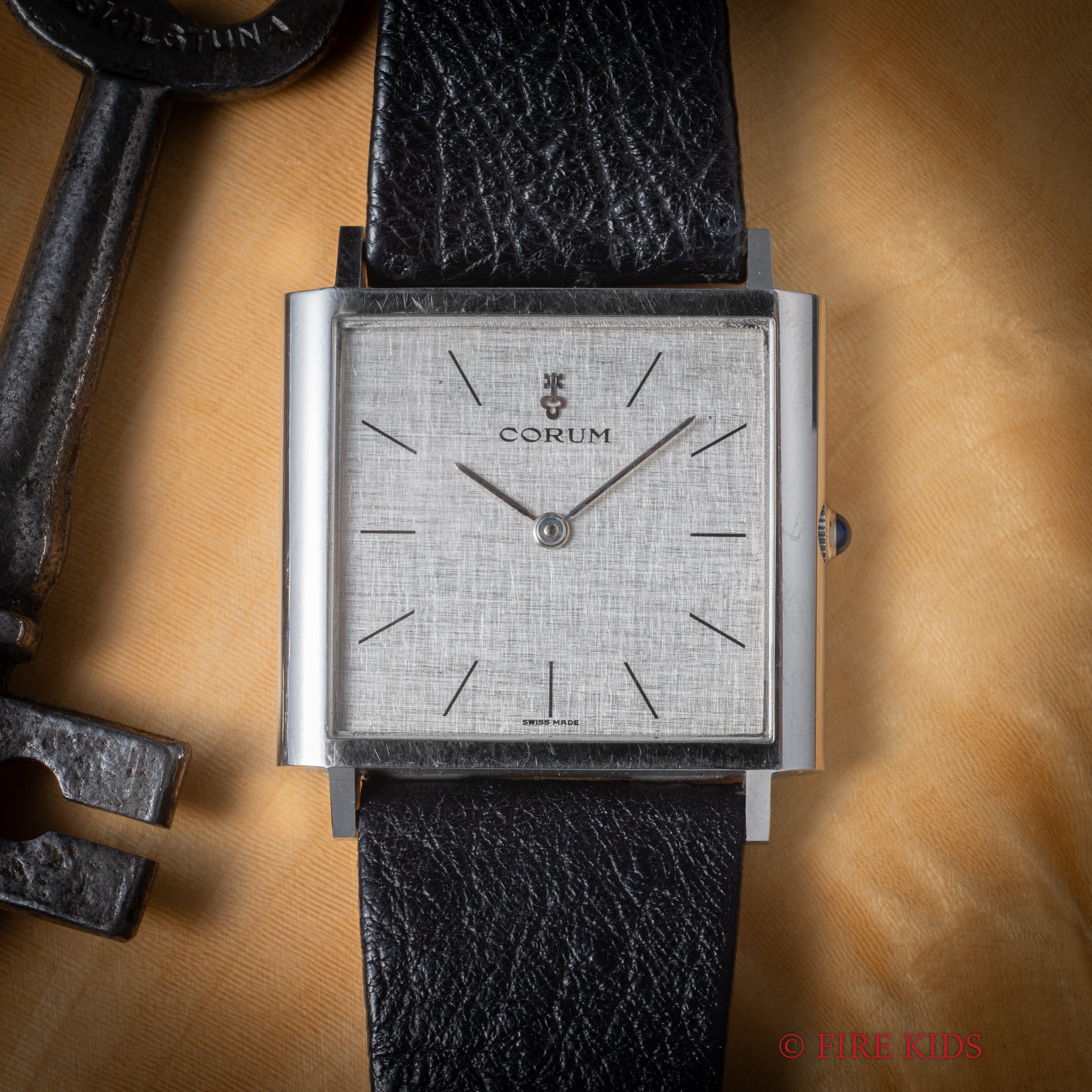 コルム スクエア 手巻き 1980年代製 純正革ベルト、尾錠付き