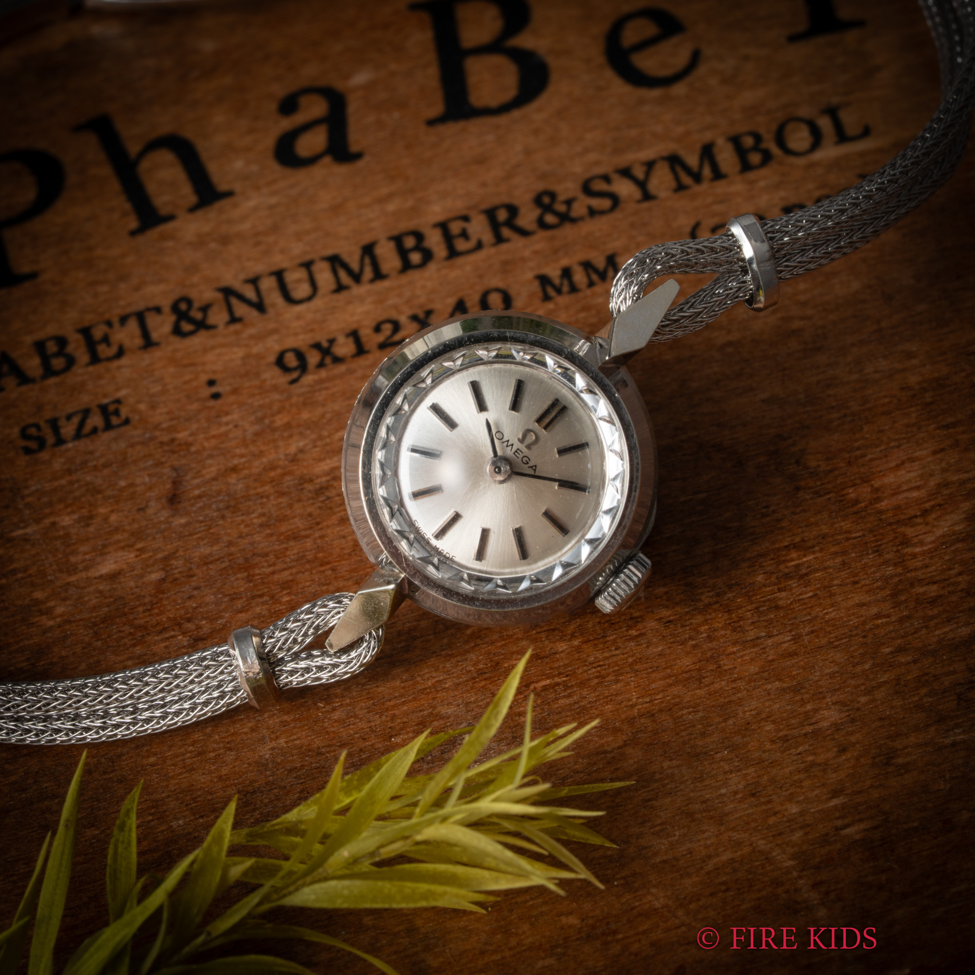 オメガ レディース カットガラス 1966年製 手巻き 南京 箱付き