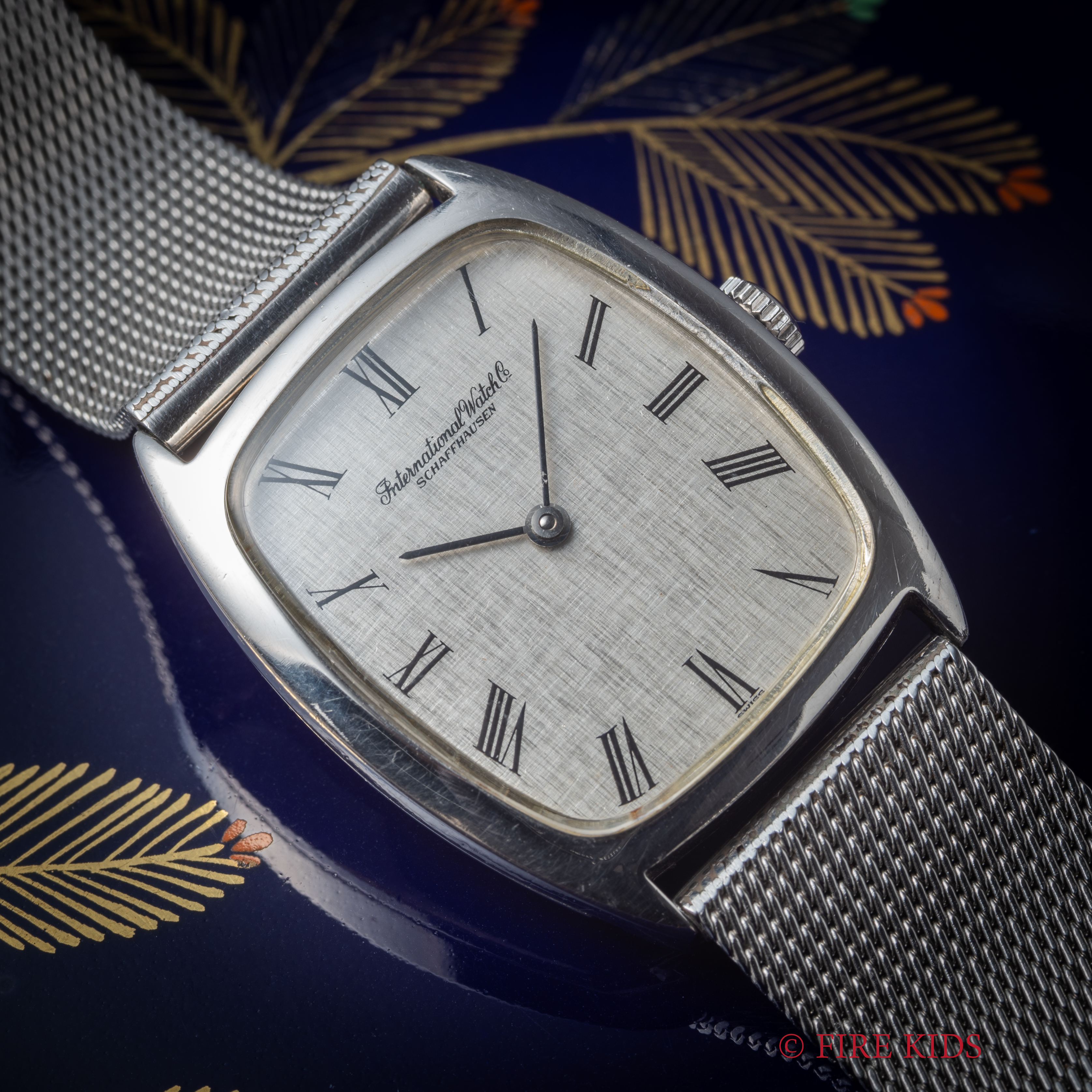 IWC 1979年製 薄型トノーケース ローマンダイヤル 手巻 Cal.423 純正メッシュブレス