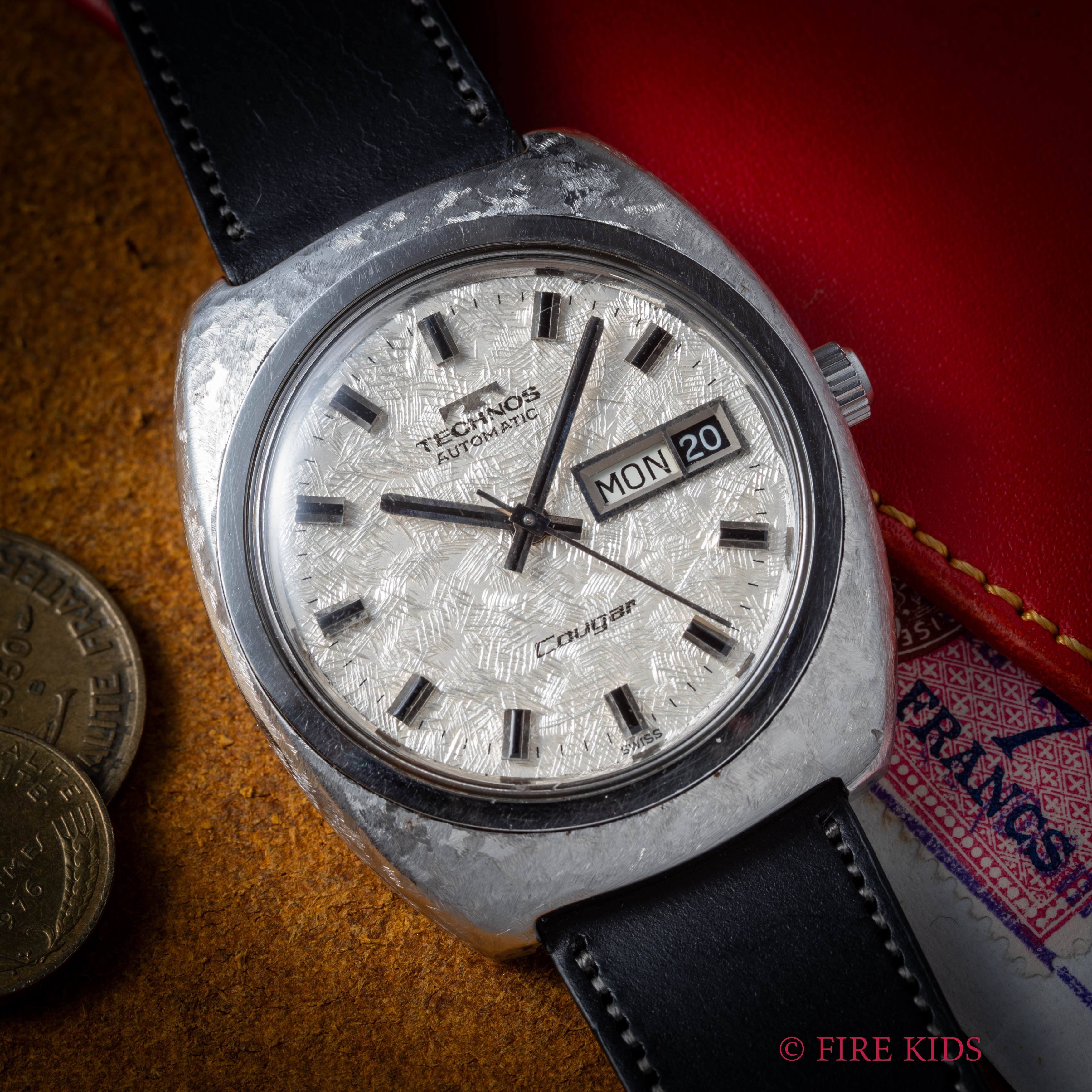 テクノス 1970年代製 Cougar 自動巻き デイデイト 樽型ケース 槌目文字盤、槌目ケース