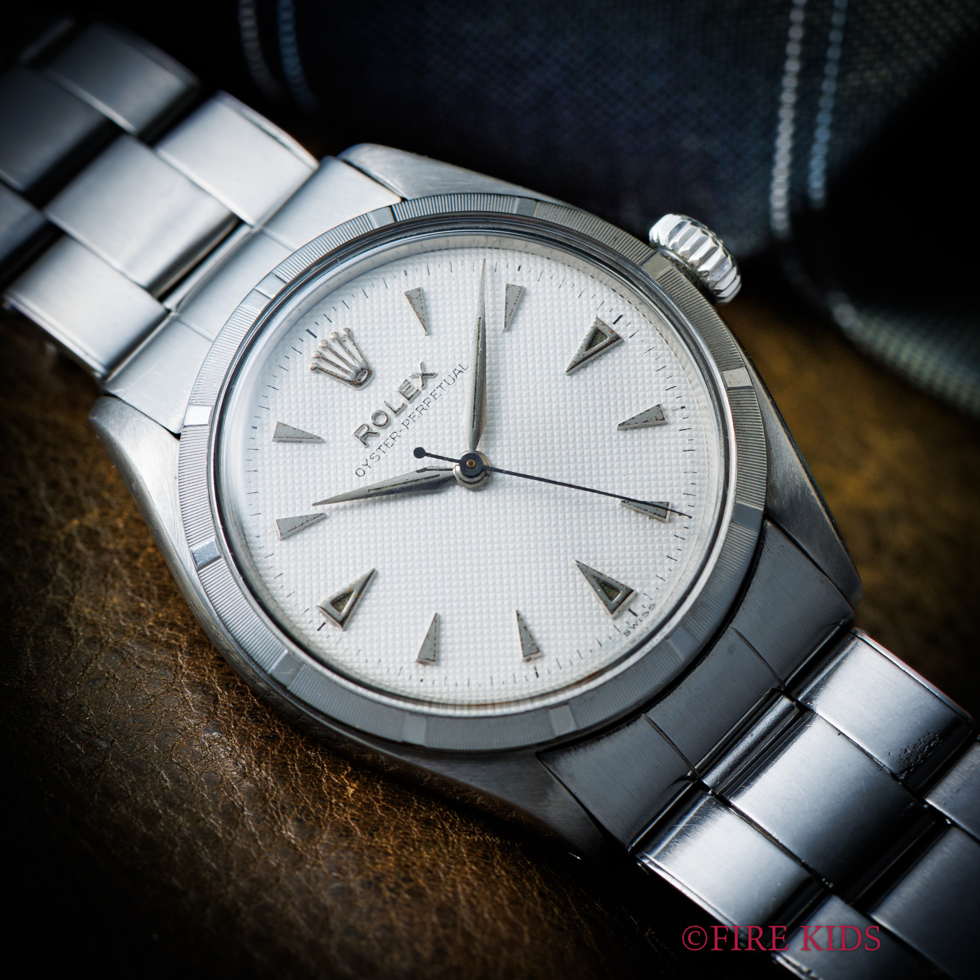 ロレックス セミバブルバック ホワイトギョーシェダイヤル 1954年製 +リューズ 純正リベットブレス エンジンターンドベゼル ノンデイト 自動巻き