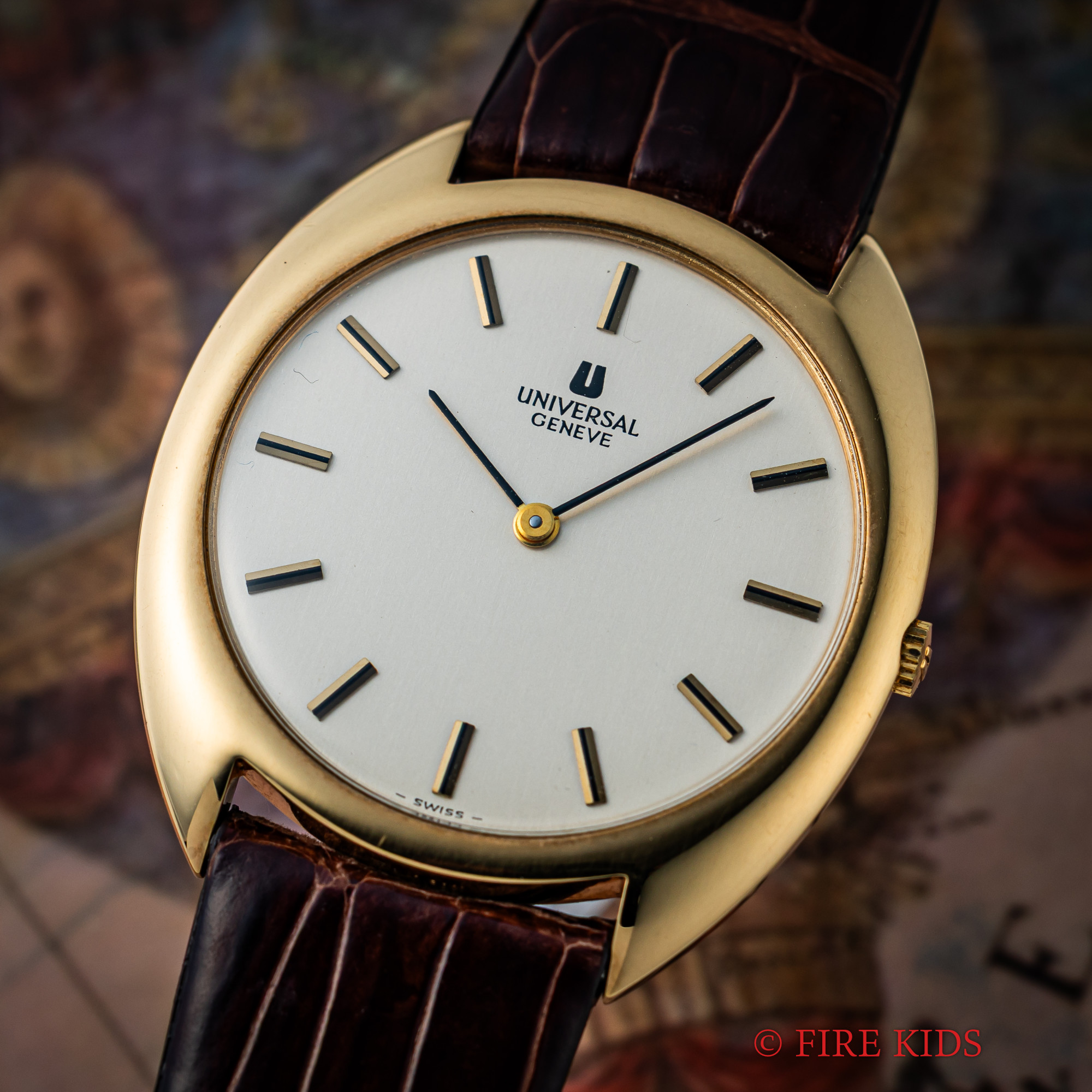 ユニバーサルジュネーブ　Cラインケース　未使用美品　薄型手巻き　金張り　ステンバック　1970年代製