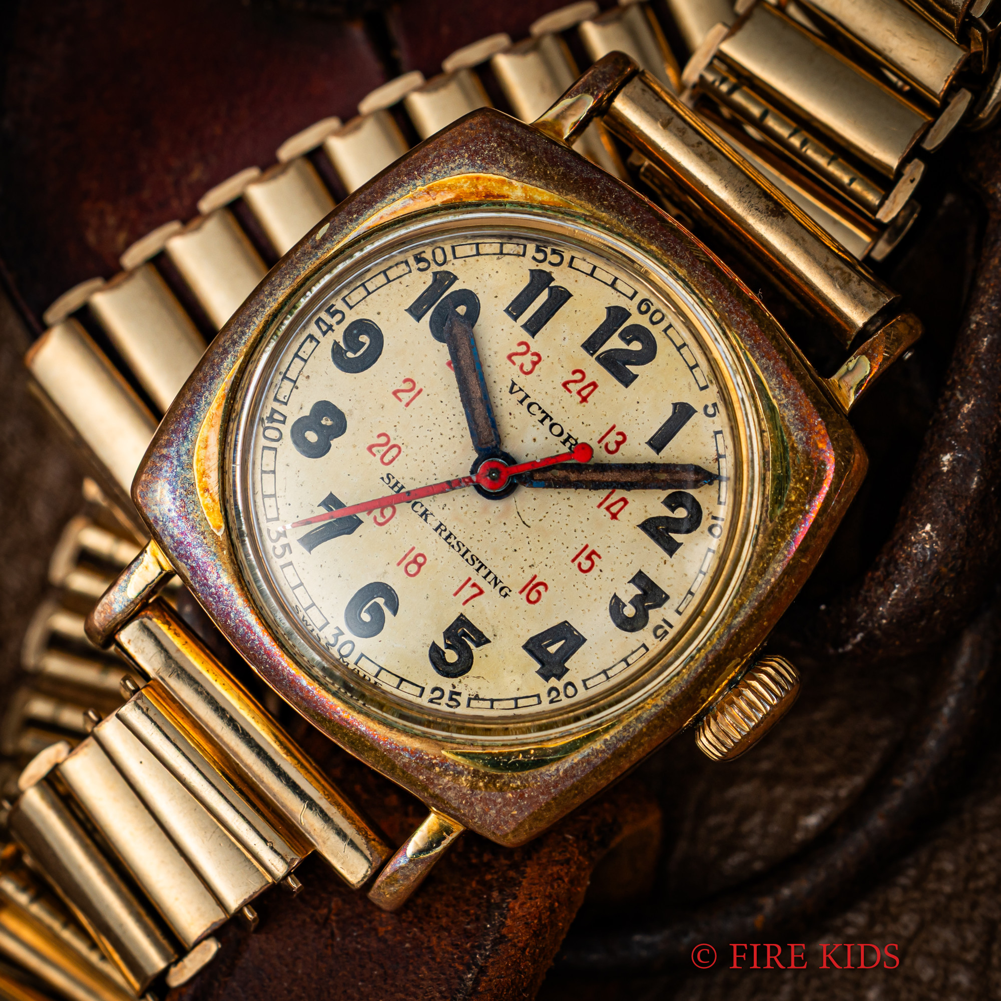 オイスターウォッチカンパニー ヴィクトリー 手巻き アラビアダイヤル 赤秒針 金張りケース 1943年製 イギリス製バンブーブレス付き