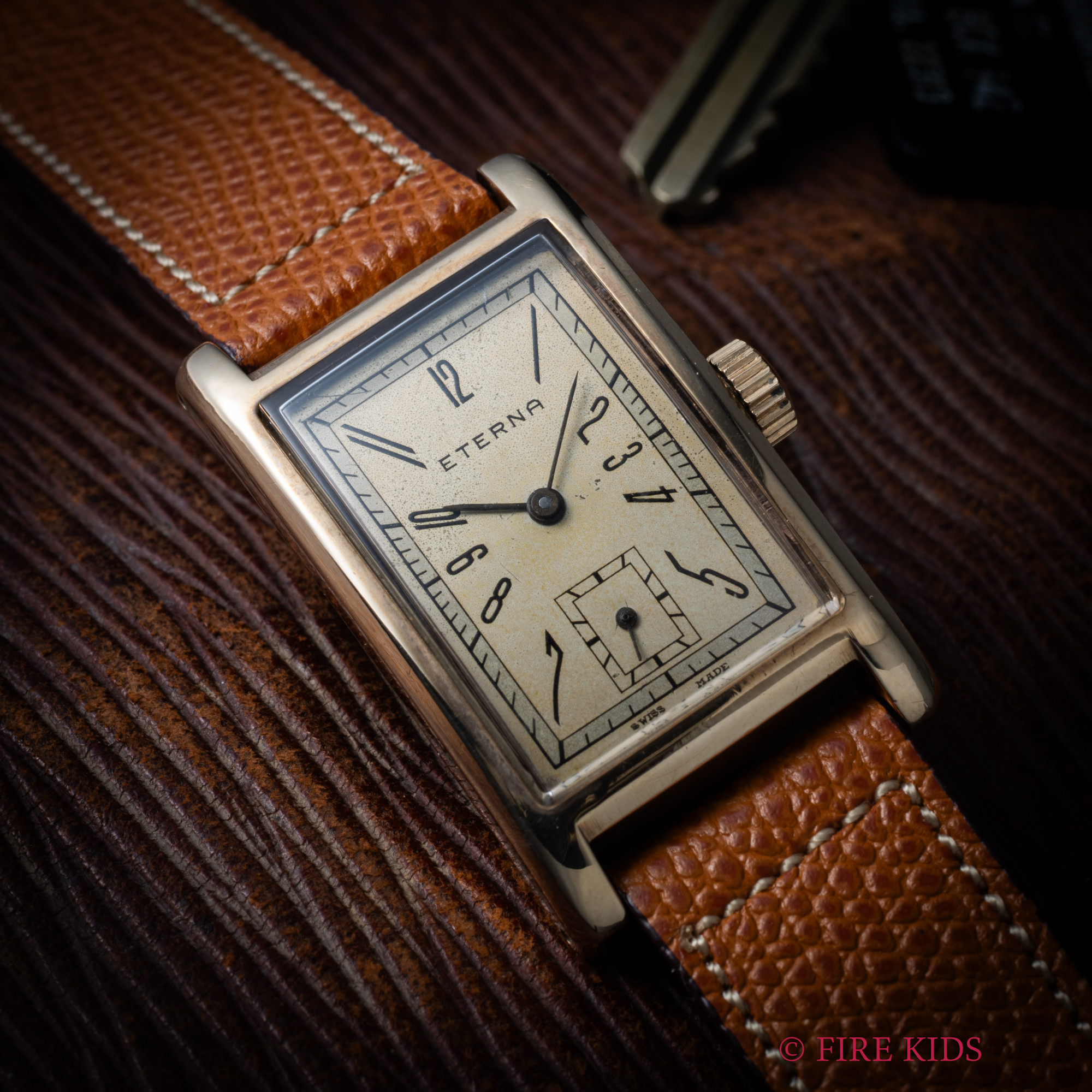 エテルナ 9金無垢クラムシェルケース 1940年代製 アラビアダイヤル スモールセコンド手巻 角型防水ケース