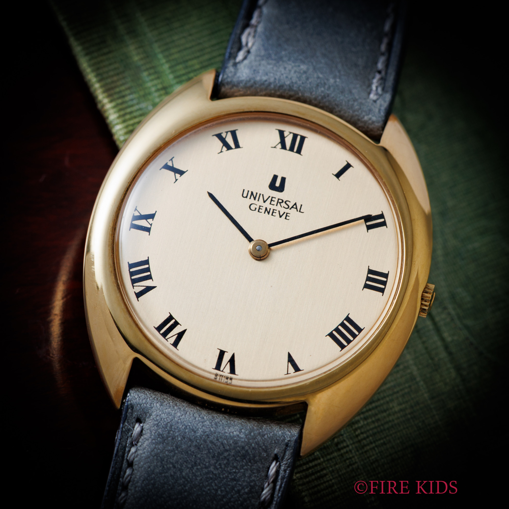 ユニバーサルジュネーブ Cラインケース 未使用美品 1970年代製 薄型手巻き 裏蓋保護シール残り 純正尾錠、ギャランティー、タグ、純正革ベルト付き