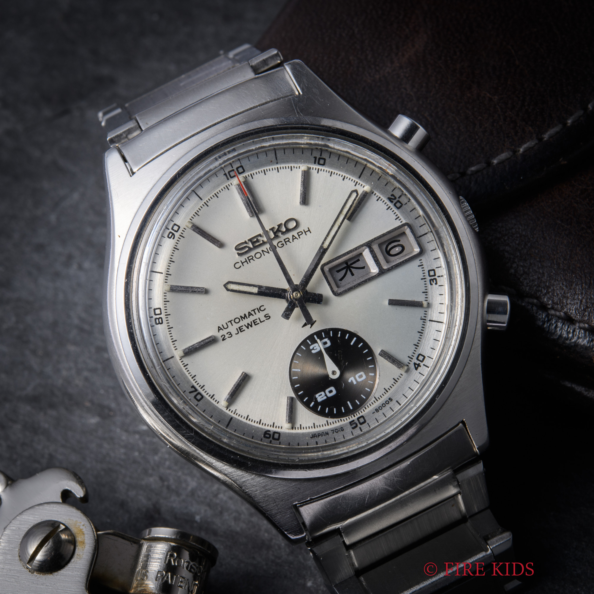 セイコー SEIKO 自動巻フライバッククロノグラフ 1971年製 Ref.7018-8000 シングルパンダ 漢字＆英語曜日 純正ブレス