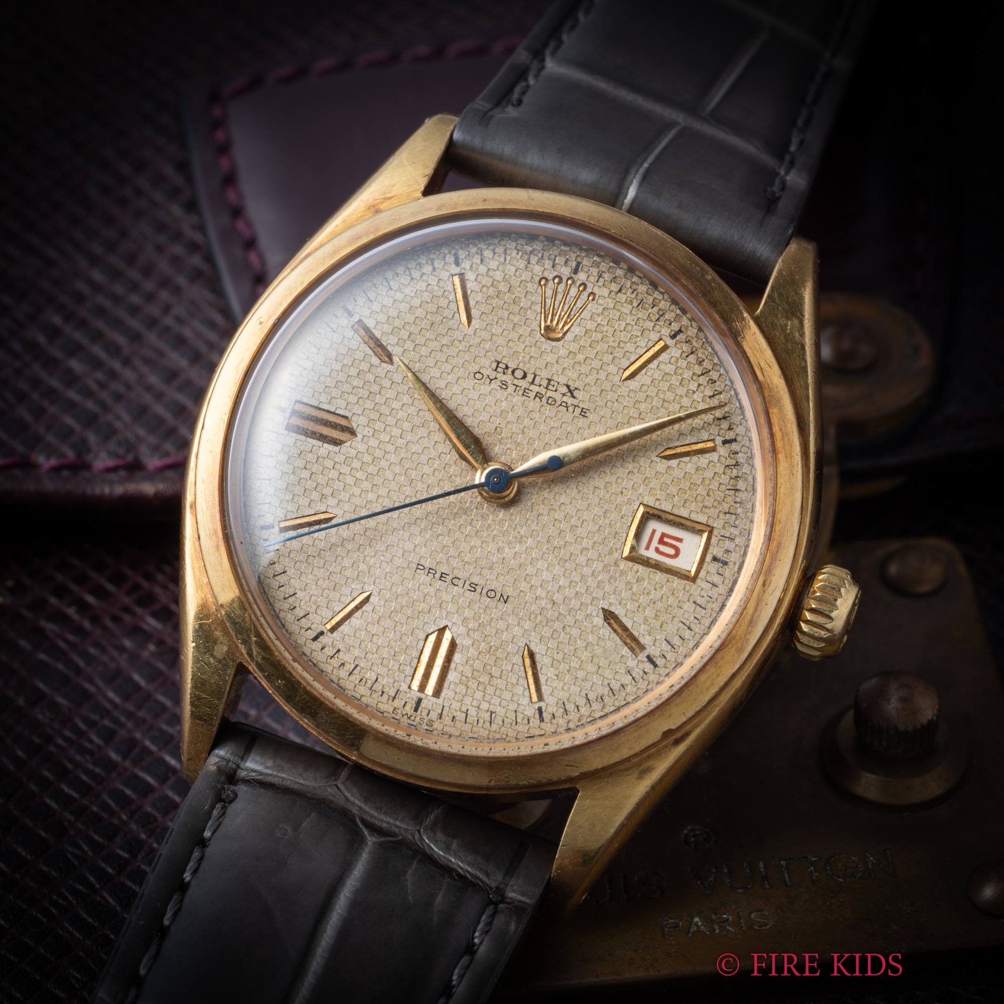 ロレックス 18金無垢オイスターデイトファーストモデル 1951年製 18KYG ワッフル彫り込みダイヤル 赤カレンダー