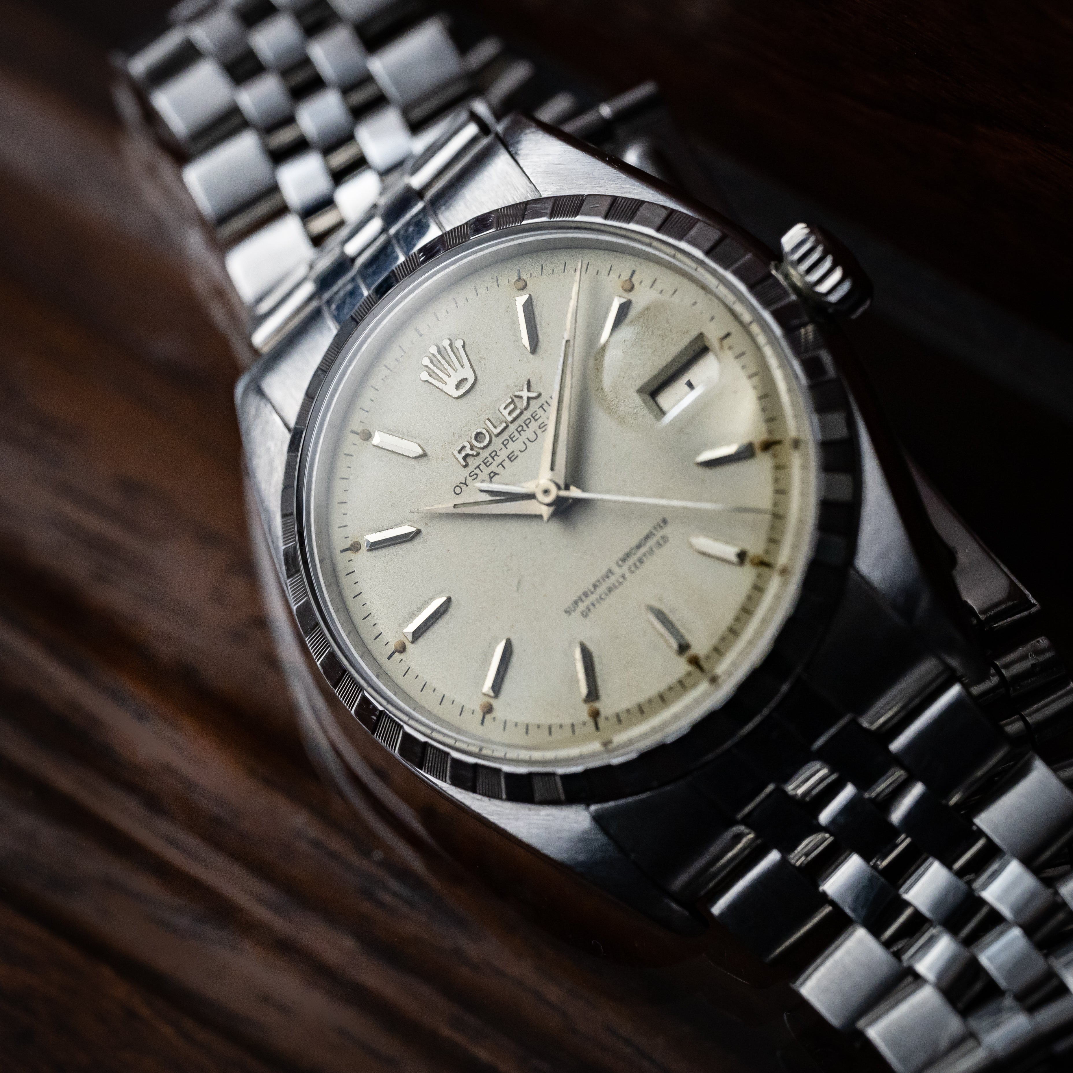 ロレックス デイトジャスト1957年製 Ref.6605 エングレーブドベゼル 赤黒カレンダー クロノメーター証付き