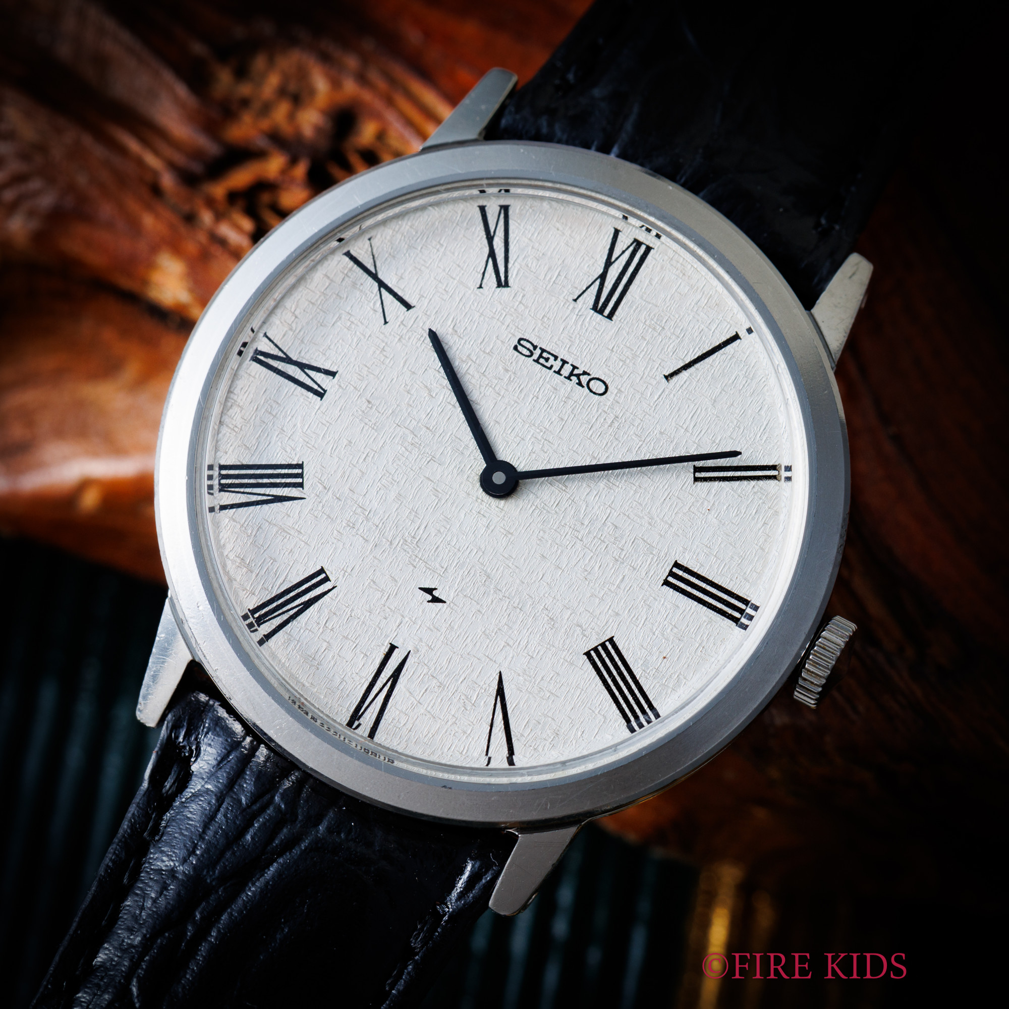 セイコー SEIKO シャリオ 1977年製 8振動手巻き 和紙風格子柄ダイヤル　ローマンインデックス Ref.2220-0180