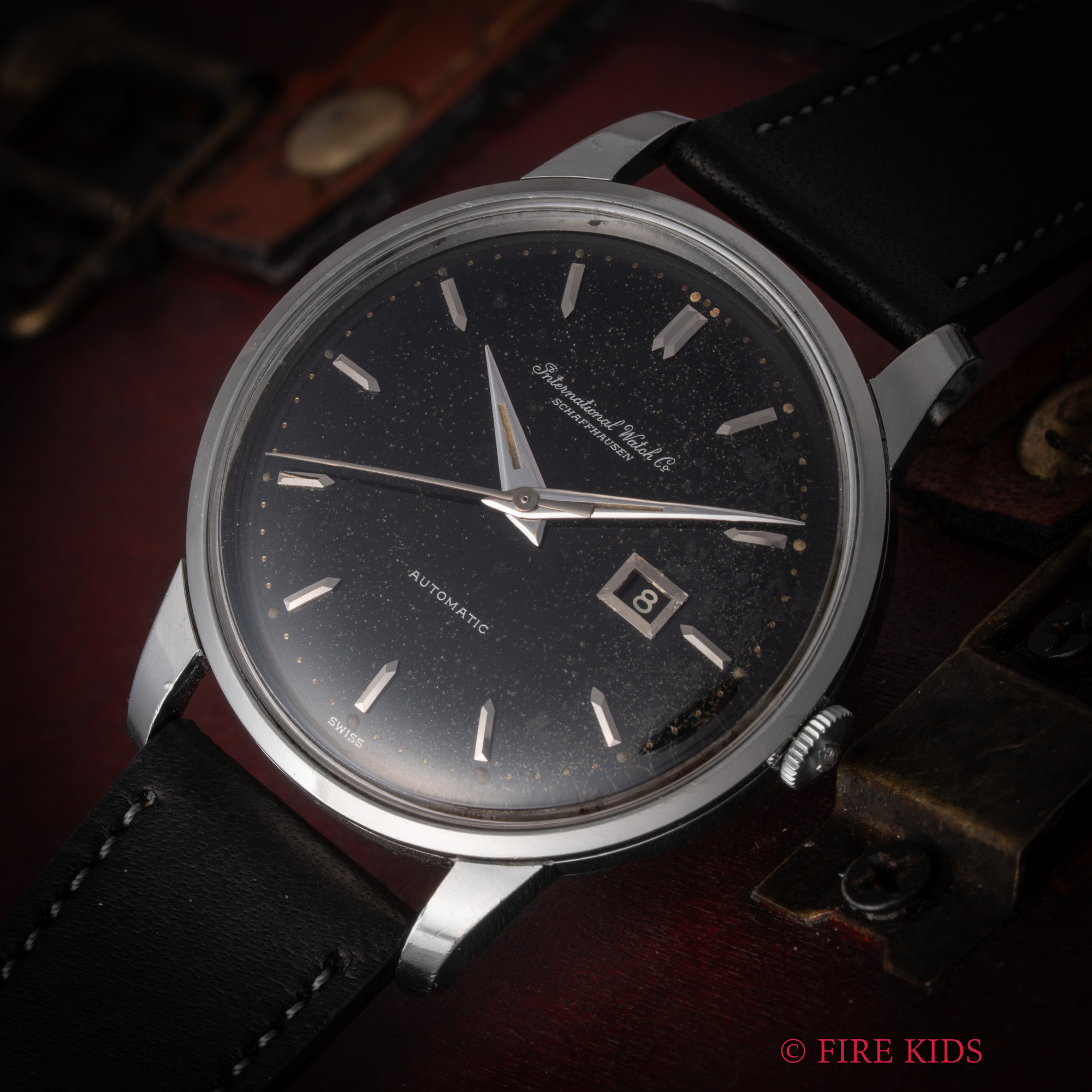 IWC ラウンドケース ブラックミラーダイヤル 1963年製 Cal.8531 ペラトン式自動巻き シルバーレター シーラカンスリューズ 寄り目