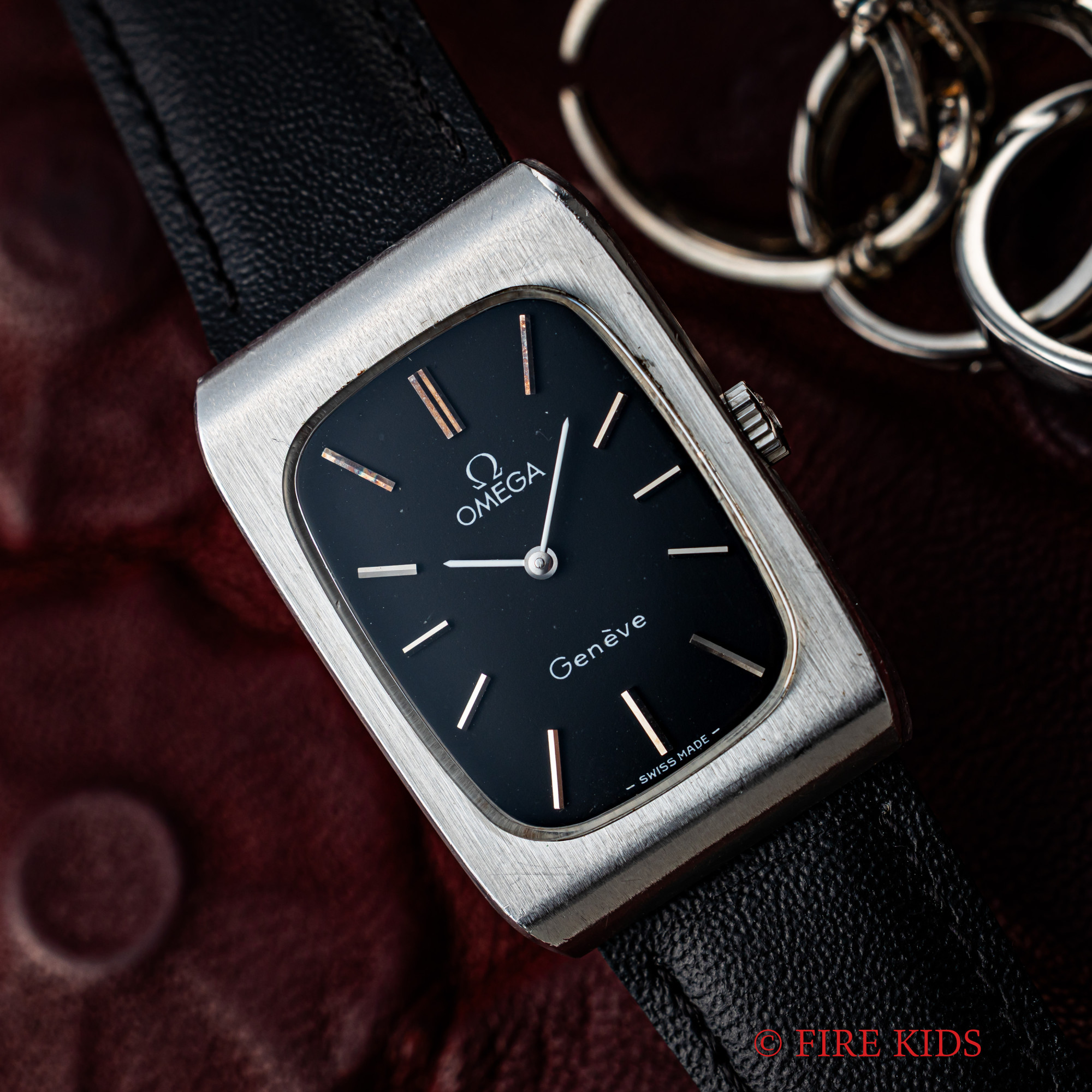 オメガ OMEGA ジュネーブ 1974年製 ミントコンディション 手巻き レクタンギュラーケース ブラックダイヤル ノンデイト