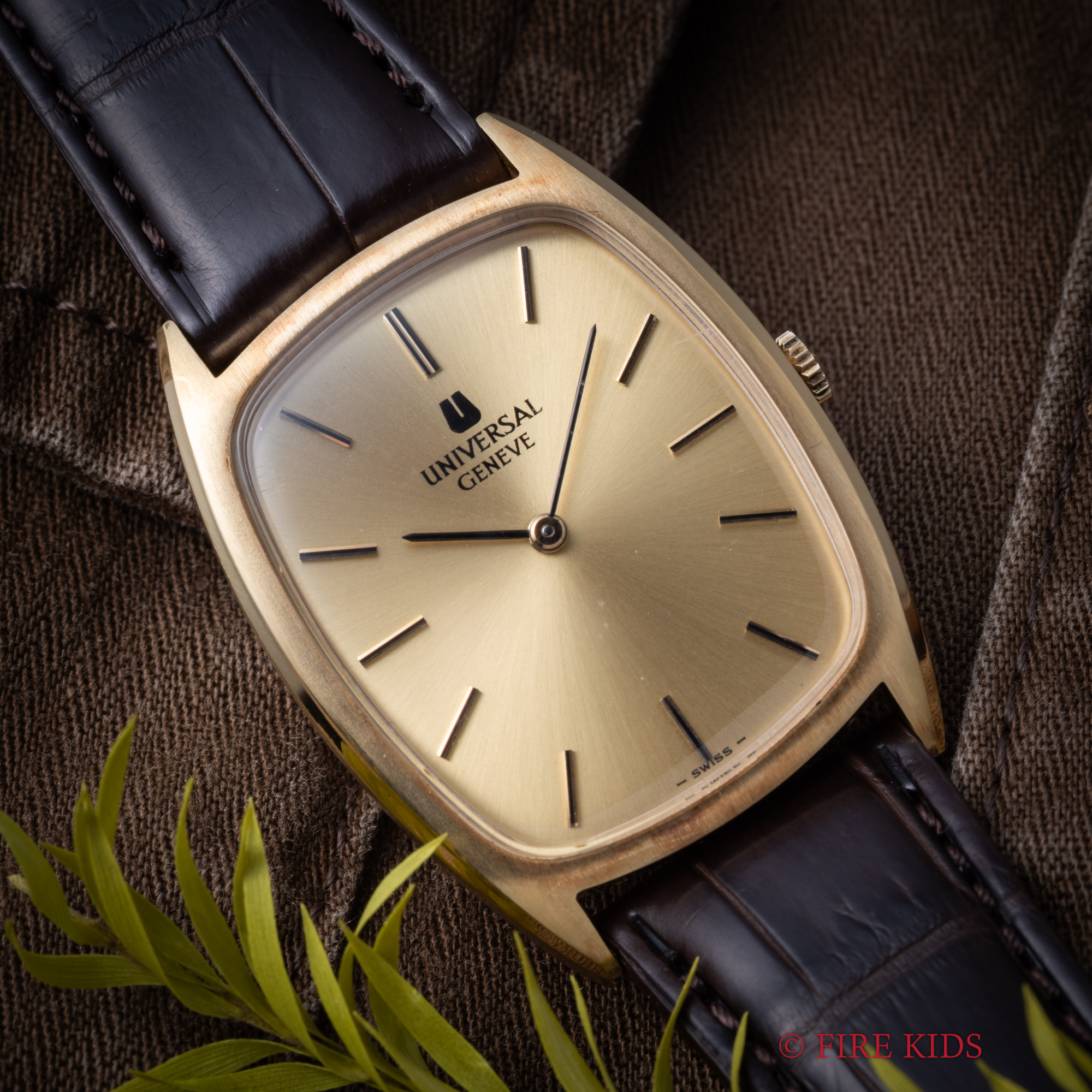 ユニバーサルジュネーブ 1974年製 薄型手巻き トノーケース 金張り Ref.542137 純正GP尾錠付き