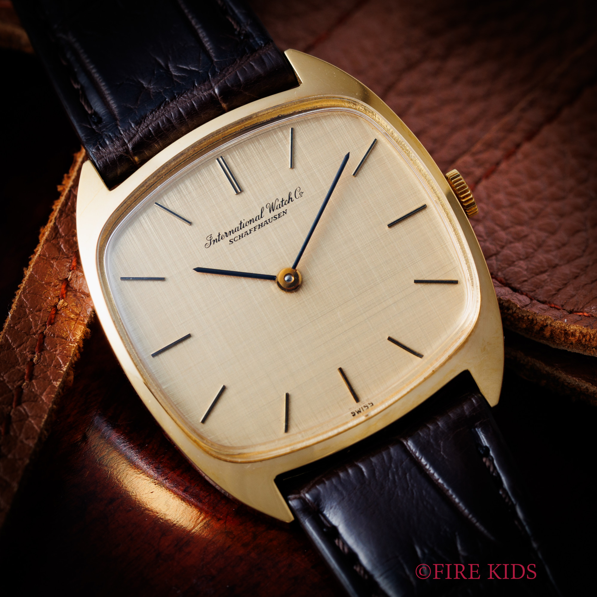 IWC スクエア 1979年製 Ref.2581 Cal.423 手巻き 箱、純正革ベルト、尾錠付き