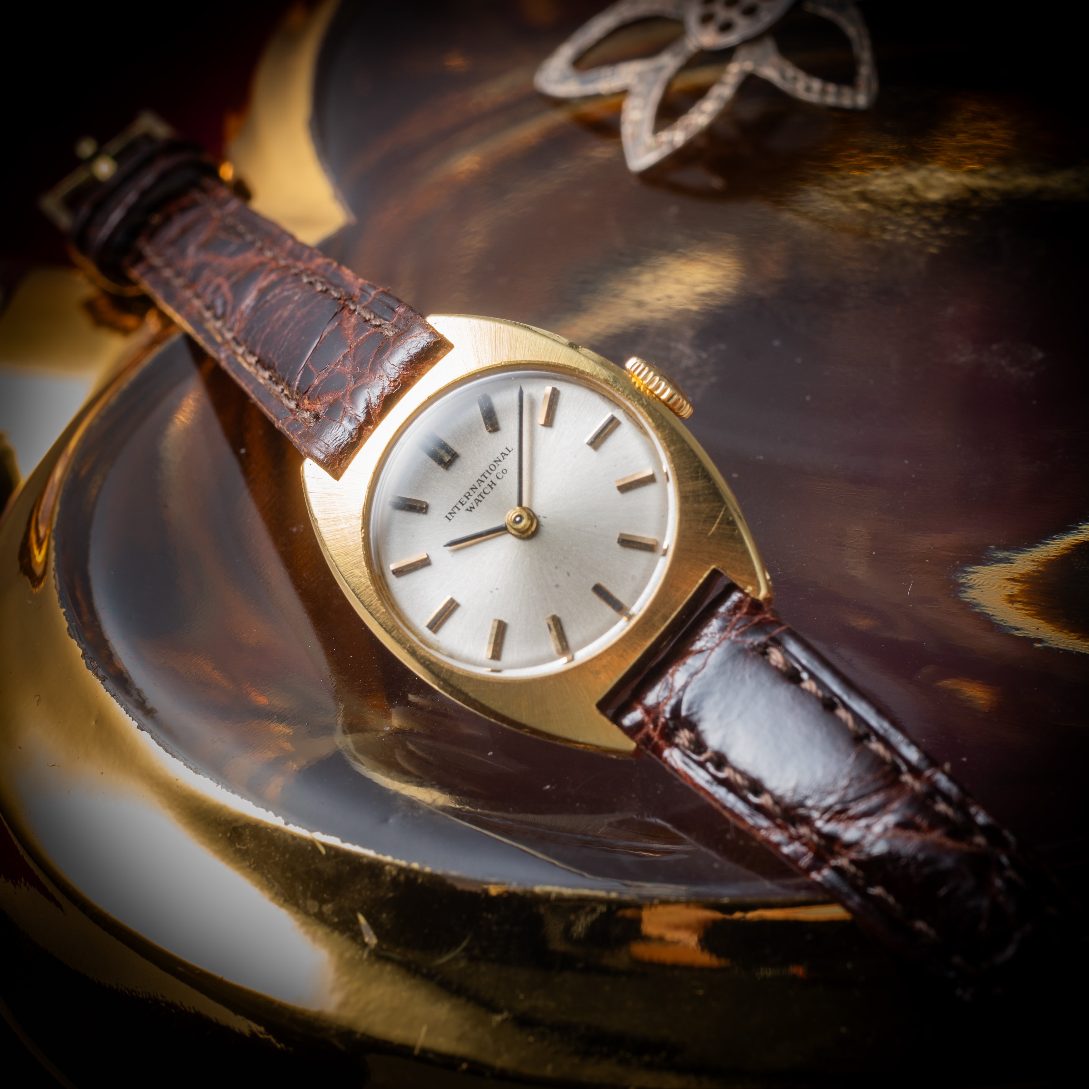 IWC レディース 18金無垢トノーケース 1967年製 手巻き Cal.41  純正尾錠付き