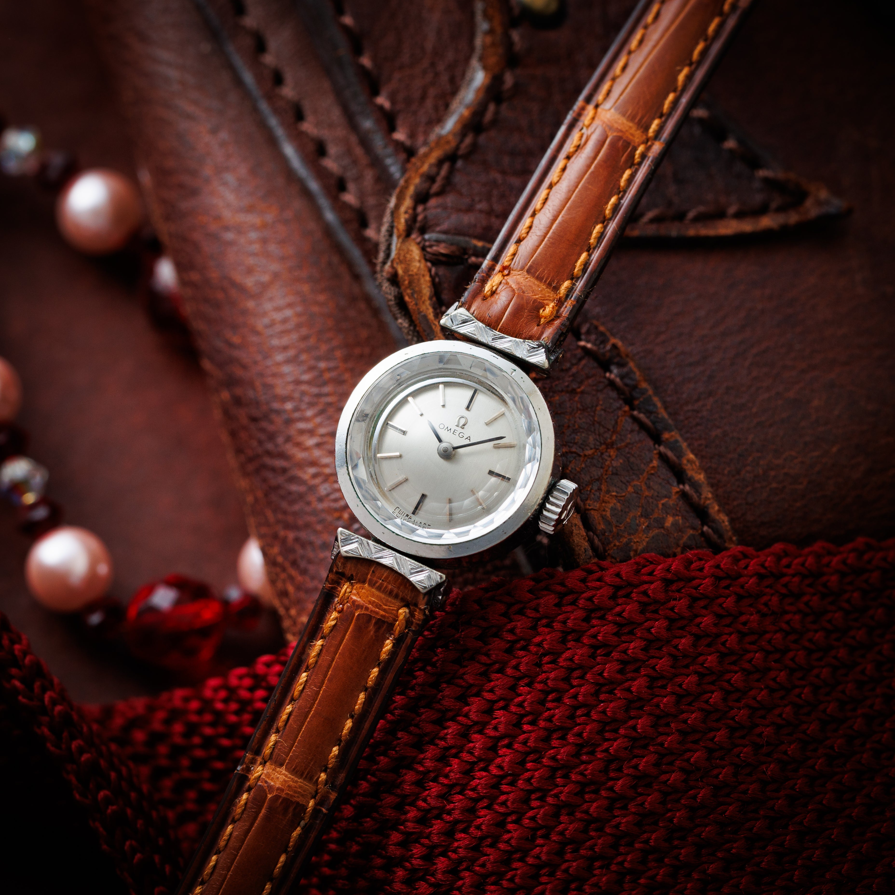 オメガ レディース 1969年製 手巻き ラウンドケース カットガラス 箱付き