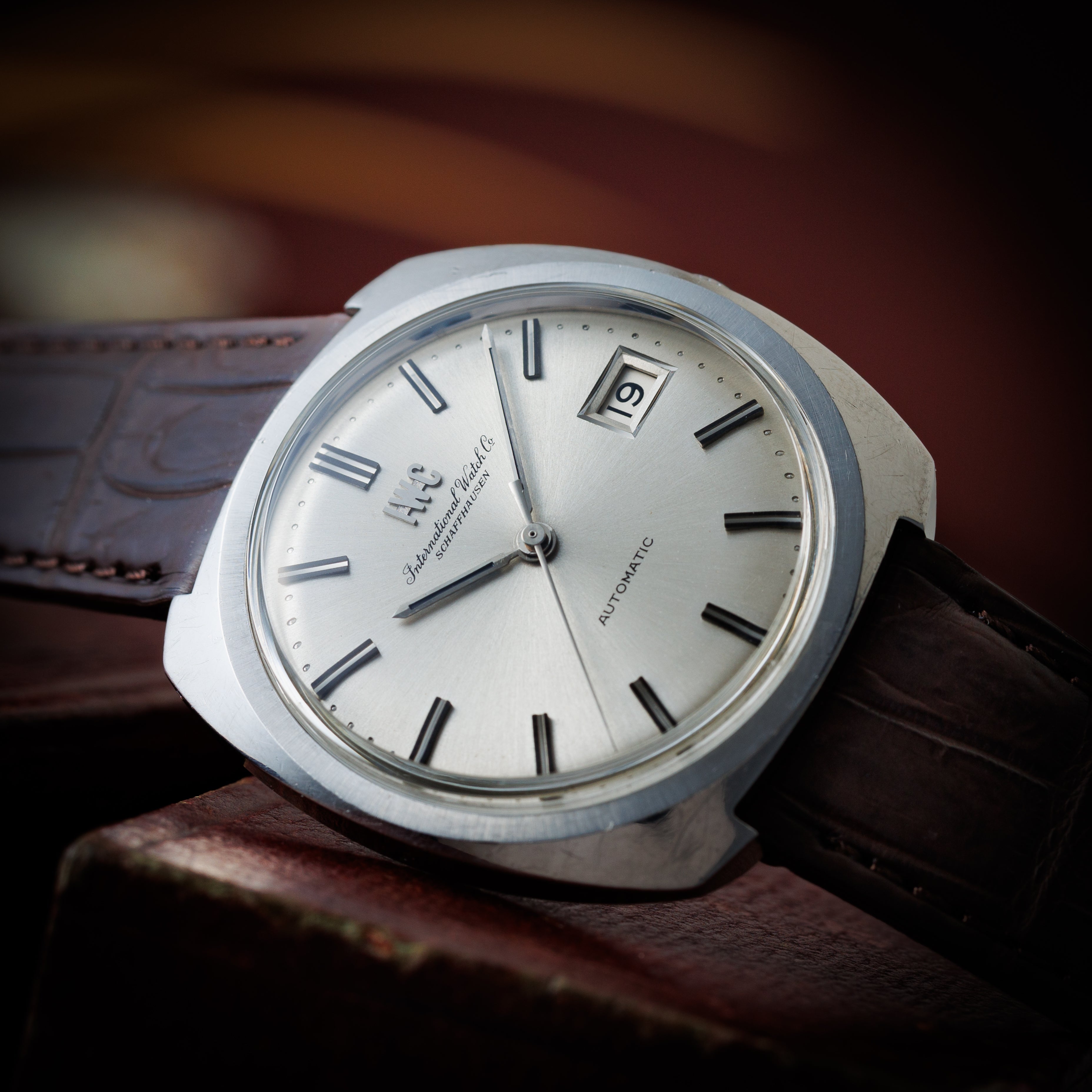 インターナショナルウォッチカンパニー トノーケース R814A 1967年製 ペラトン式自動巻き Cal.8541 防水ワンピースケース お魚リューズ