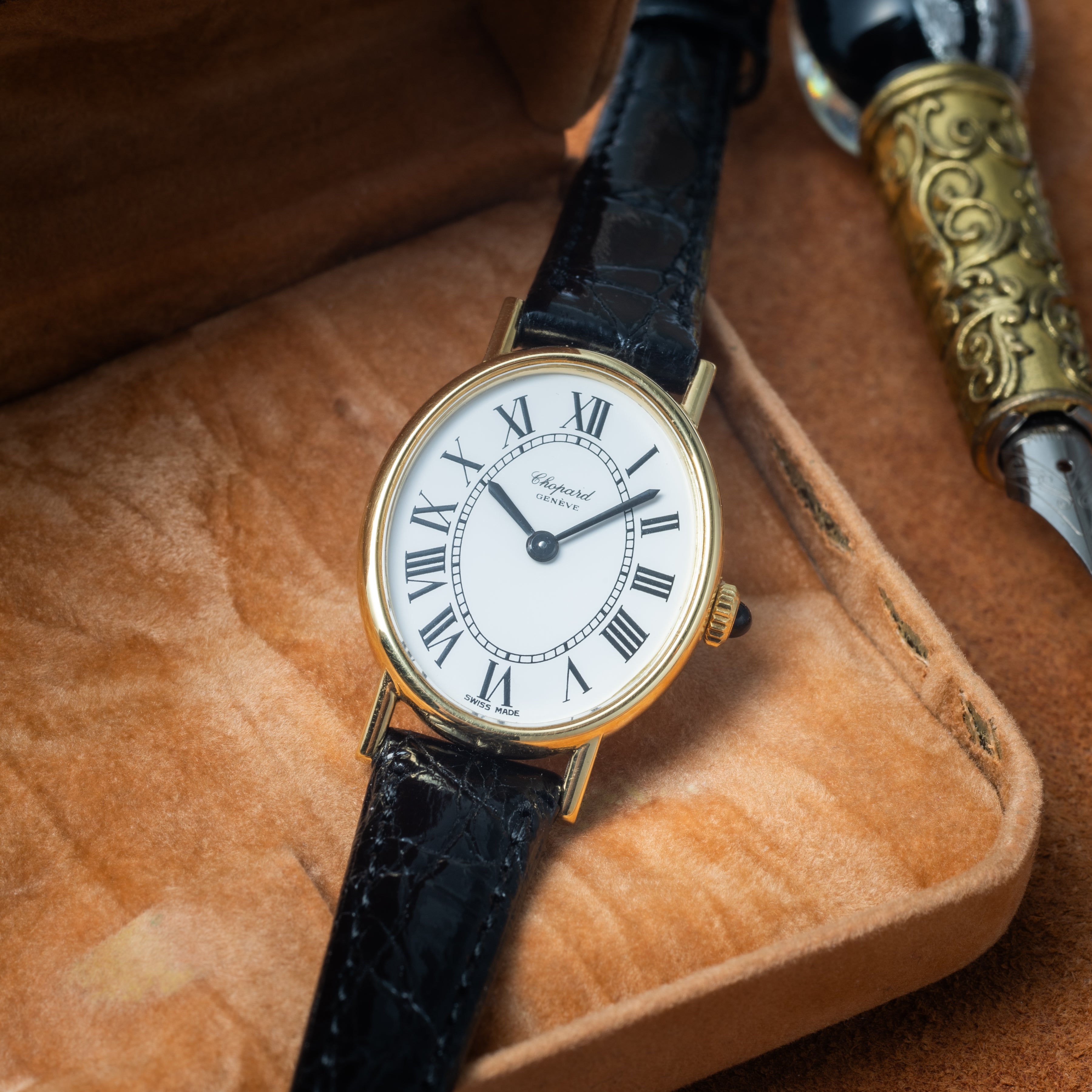 ショパール 18金無垢オーバルケース レディース1980年代製 手巻き式 エナメルホワイトローマンダイヤル