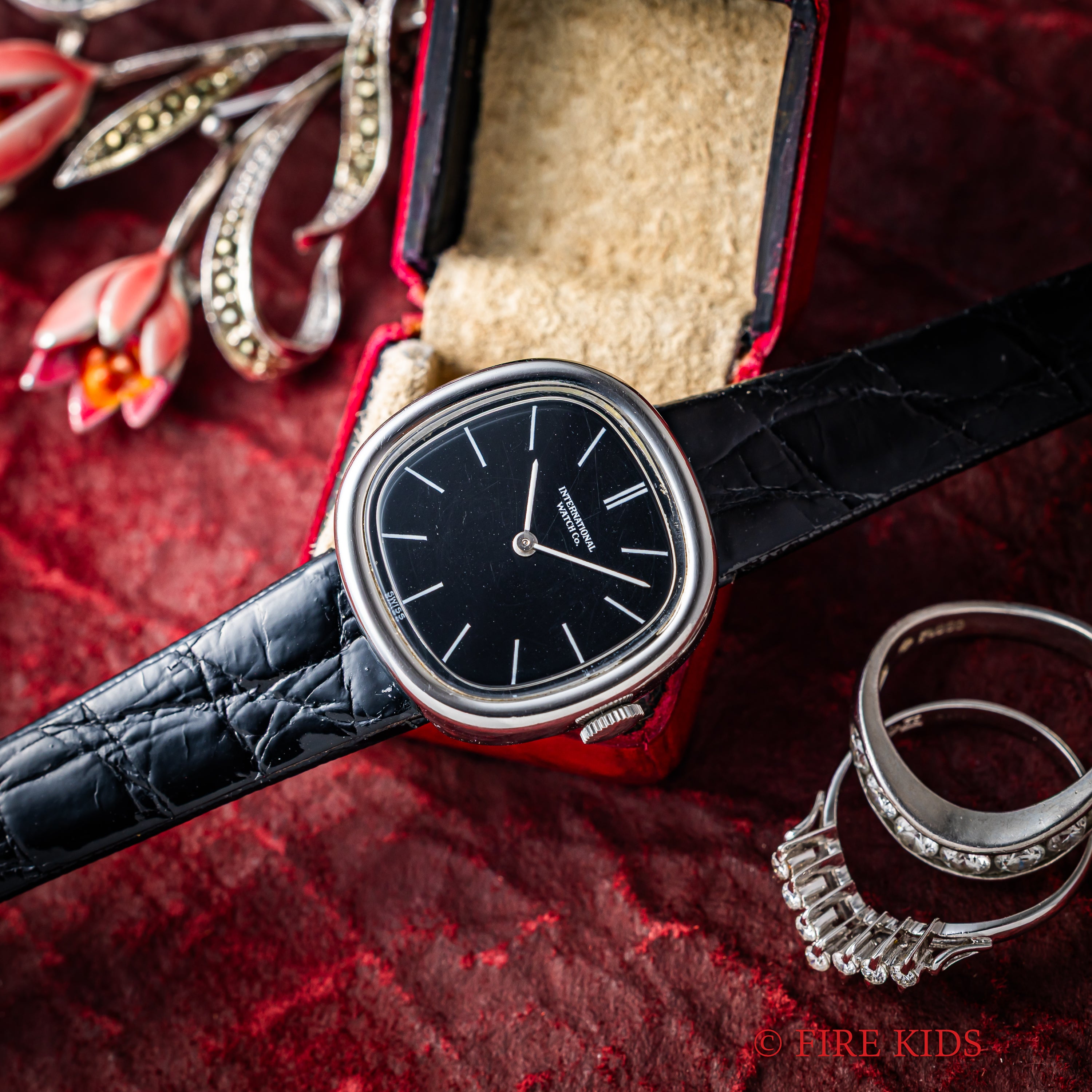 IWC	レディースウオッチ ブラックダイヤル 1977年製 手巻 Cal.412 ユニークケース