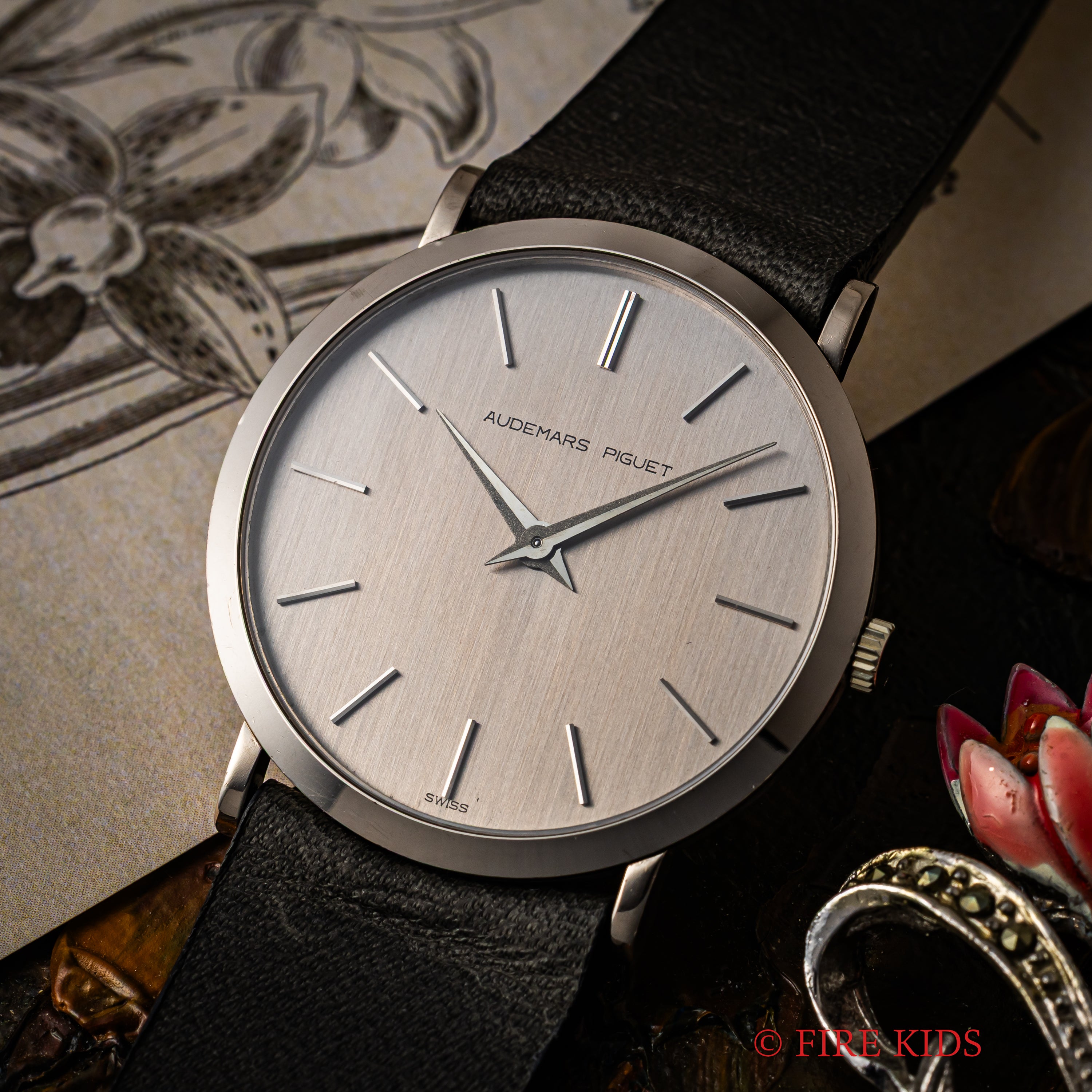 オーデマ・ピゲ  18金無垢ホワイトゴールド 1970年代製 手巻Cal.2080 純正18金無垢尾錠付き