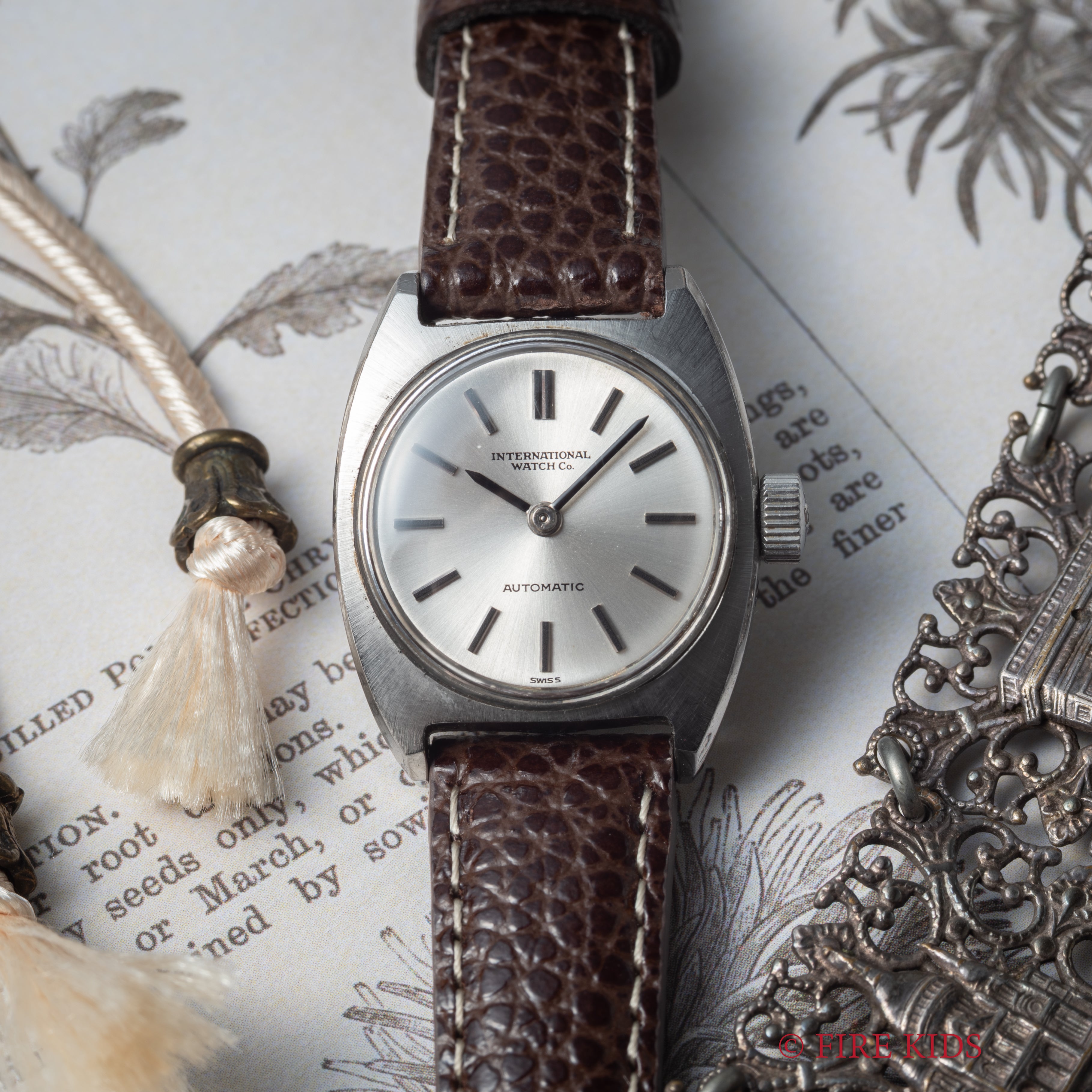 IWC レディース トノーケース 1975年製 手巻き Cal.442 シルバーダイヤル